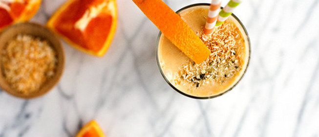 Смузи из кокосового молока, манго и апельсина