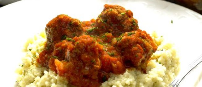 Кускус с рагу из баранины и томатным соусом с лепестками роз