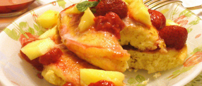 Оладьи pancake с клубникой и ананасом