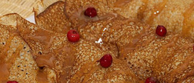 Ажурные блинчики на кефире с карамелизованными яблоками