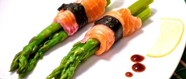 Ролл из спаржи с лососем