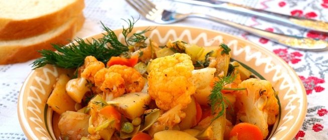 Овощное рагу с цветной капустой и стручковым горошком