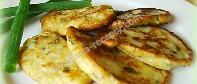 Кабачковые оладьи с сыром и чесноком