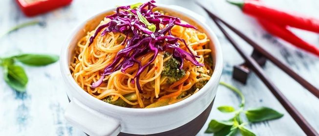 Рисовая лапша с соусом карри