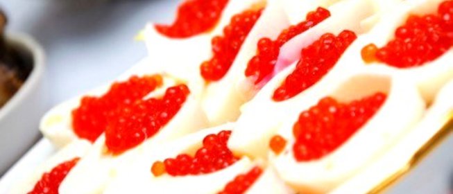 Яйца, фаршированные икрой, под майонезом