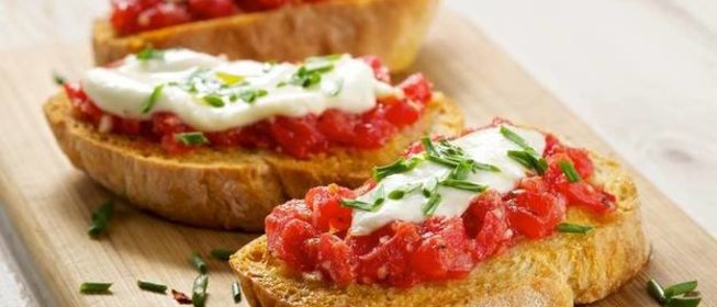 Брускетта с помидорами