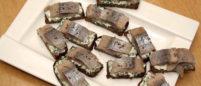 Канапе по-русски с селедкой