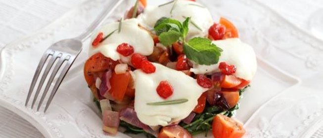 Закуска из моцарелы с рукколой и помидорами