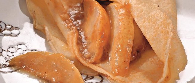 Блины с карамельными грушами