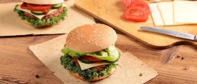 Бургер с говядиной и овощами