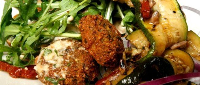 Пита с пряными мясными шариками, рукколой, майонезом с хариссой и дольками картофеля