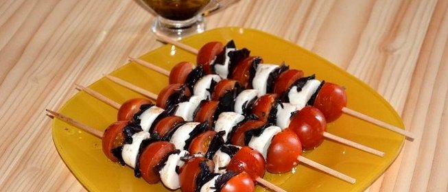 Капрезе на шпажках