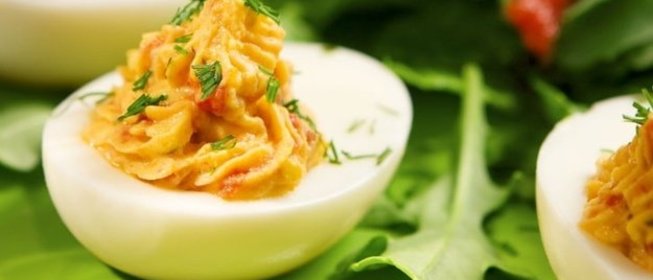 Яйца, фаршированные паштетом из нута