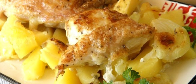 Картошка с курицей в духовке под соусом