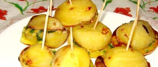 Молодая картошка, запеченная в духовке с салом