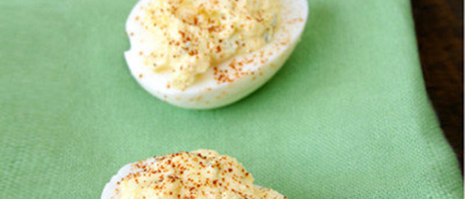 Яйца, фаршированные курицой с зеленью и лимоном