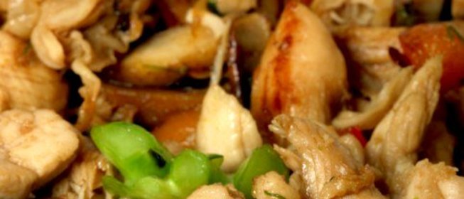 Куриное рагу с разноцветными перцами