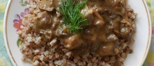 Гречка с мясом и грибной подливкой