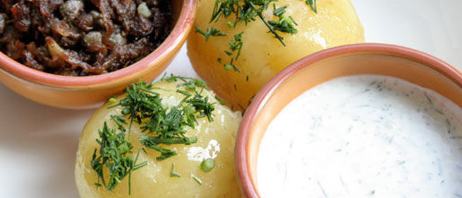 Отварной молодой картофель с двумя соусами