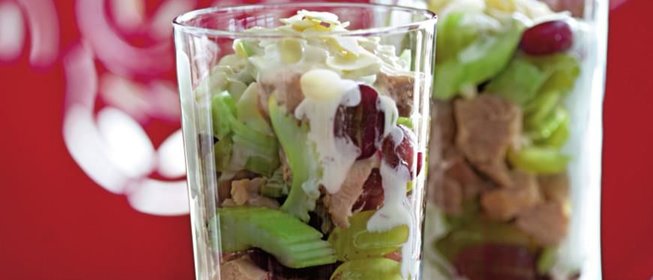 Салат с кальмарами, курицей и фисташками