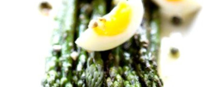 Зеленая спаржа с перепелиными яйцами, сельдереем и эстрагоном