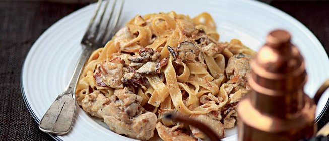 Феттучине с рагу из цесарки и белых грибов