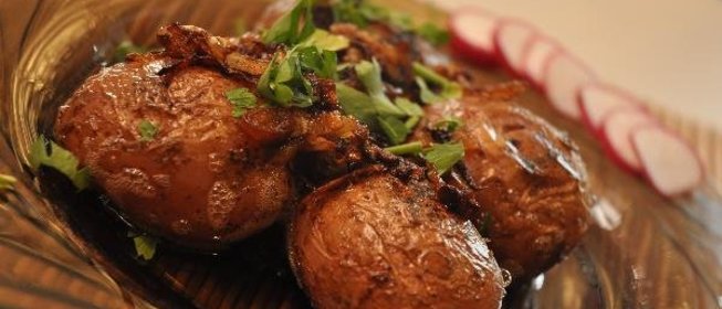 Молодой румяный картофель