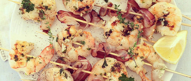 Шашлычки с креветками и беконом