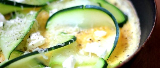 Омлет с цукини, зеленым луком и брынзой