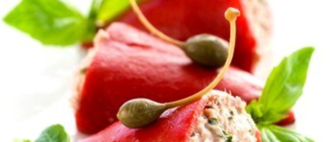 Перцы, фаршированные тунцом и каперсами