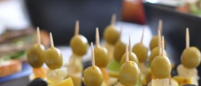 Канапе с сыром и оливками