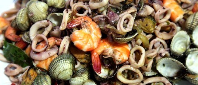 Рагу из морепродуктов с изюмом и орехами