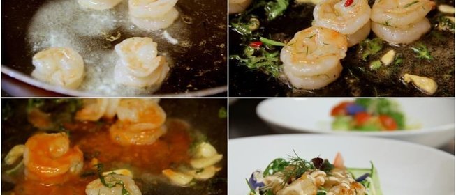 Закуска из креветок, зеленого салата и помидоров в кольце из огурца