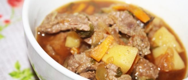 Летнее рагу с говядиной и печеными овощами с ароматом дымка