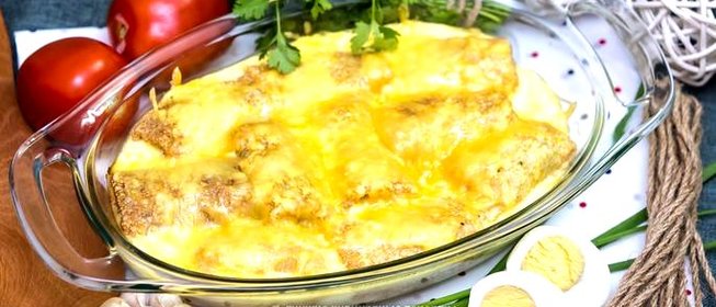 Блинчики с луком и яйцом под сливочной заливкой