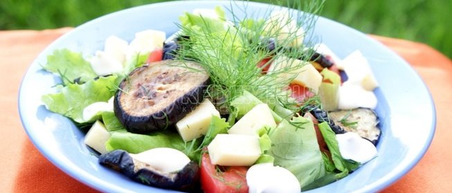 Кростини с сырным соусом и красной смородиной