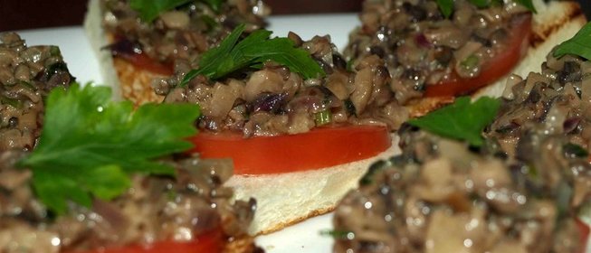 Брускетта с помидорами, шампиньонами и луком