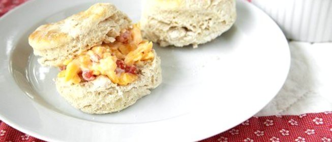 Закуска из чеддера с перцами пименто