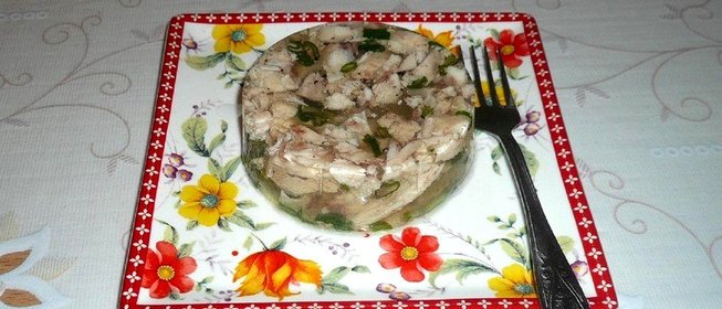 Заливное из курицы с зеленым луком