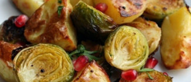 Запеченные картофель и брюссельская капуста с гранатом