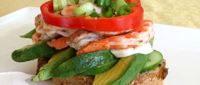 Канапе с креветками и авокадо