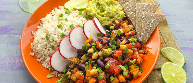 Овощное рагу с авокадо и гречневыми чипсами