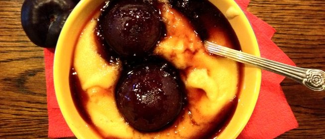 Персиковая манная каша с ломтиками сливы в сиропе
