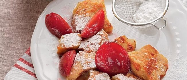 Немецкие блины со сливовым компотом