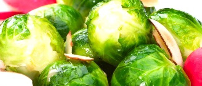 Брюссельская капуста с лимонным соком и миндалем