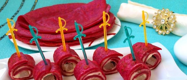 Свекольные блинчики с сельдью и сливочным сыром