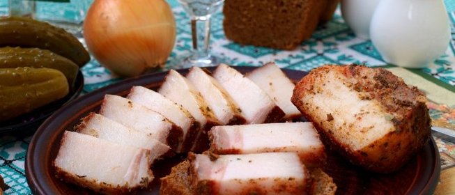 Сало в луковой шелухе