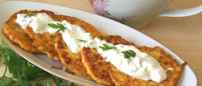 Оладьи из кабачка и моркови с чесночным соусом