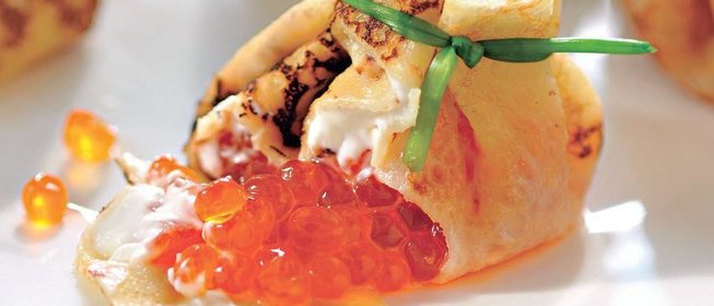 Мешочки из блинчиков с маскарпоне и красной икрой