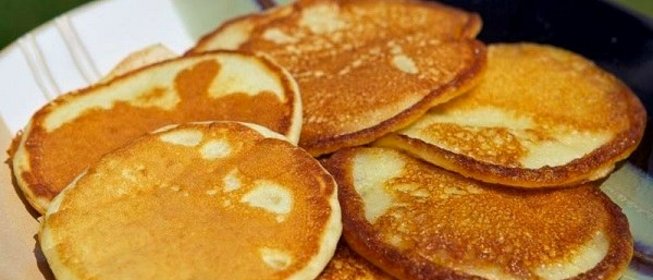 Оладьи на воде с яйцами